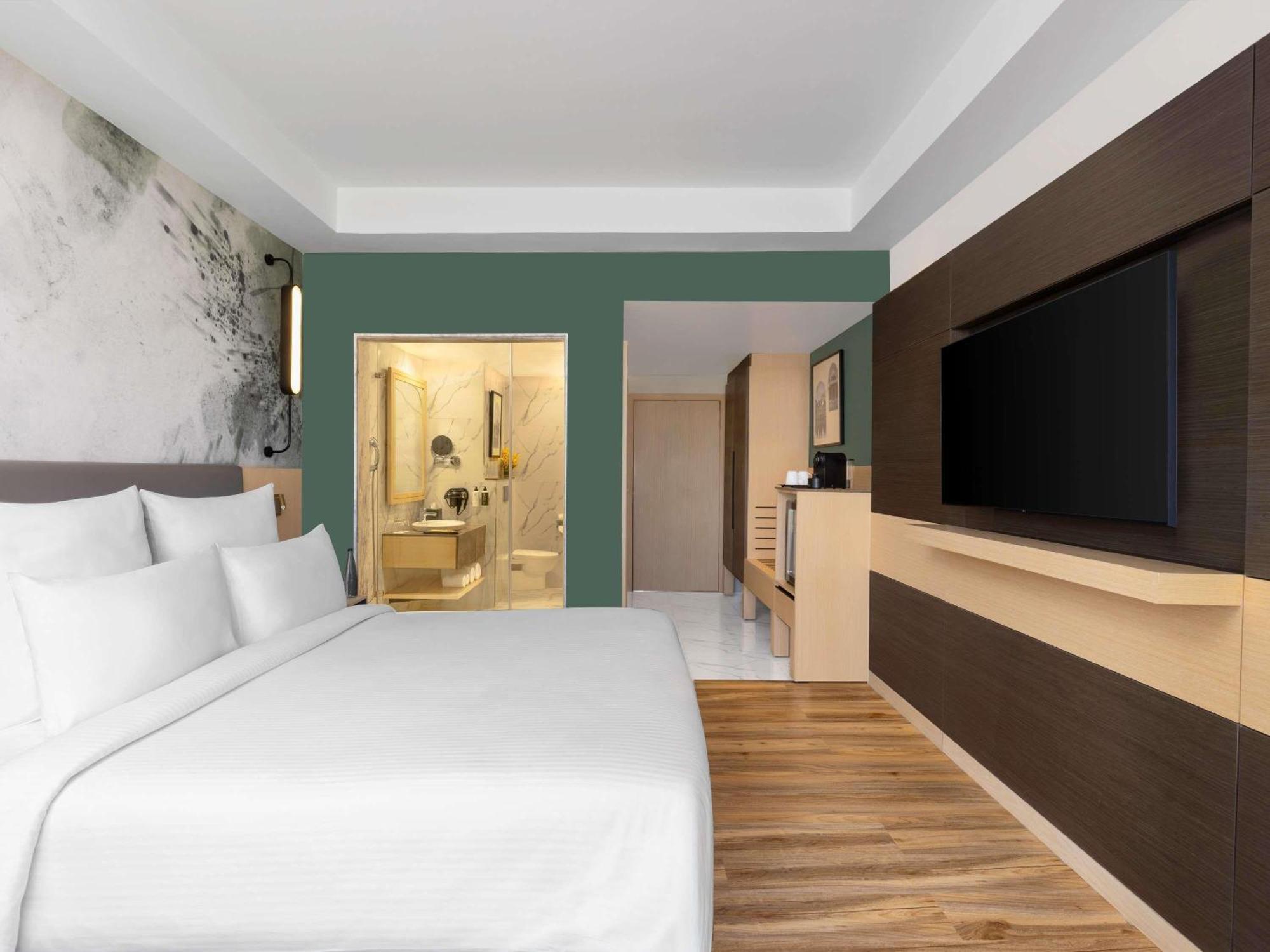 Executive Suite One Double Bed Non Smoking or Pool Side Unlimited premium brands 6 to 8 PM daily * 11 on drinks 11 AM-7 PM on SPA on Food Soft Beverages Gaming Zone access Complimentary coffee&Tea 6AM-8 PM,1733374760:JPEG